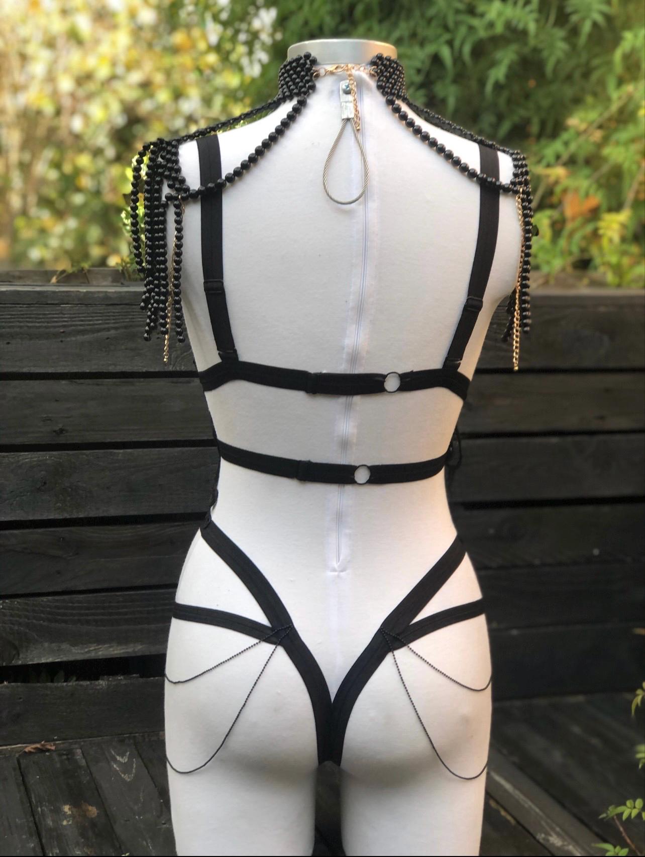 body en dentelle à sequins et perles avec épaulettes