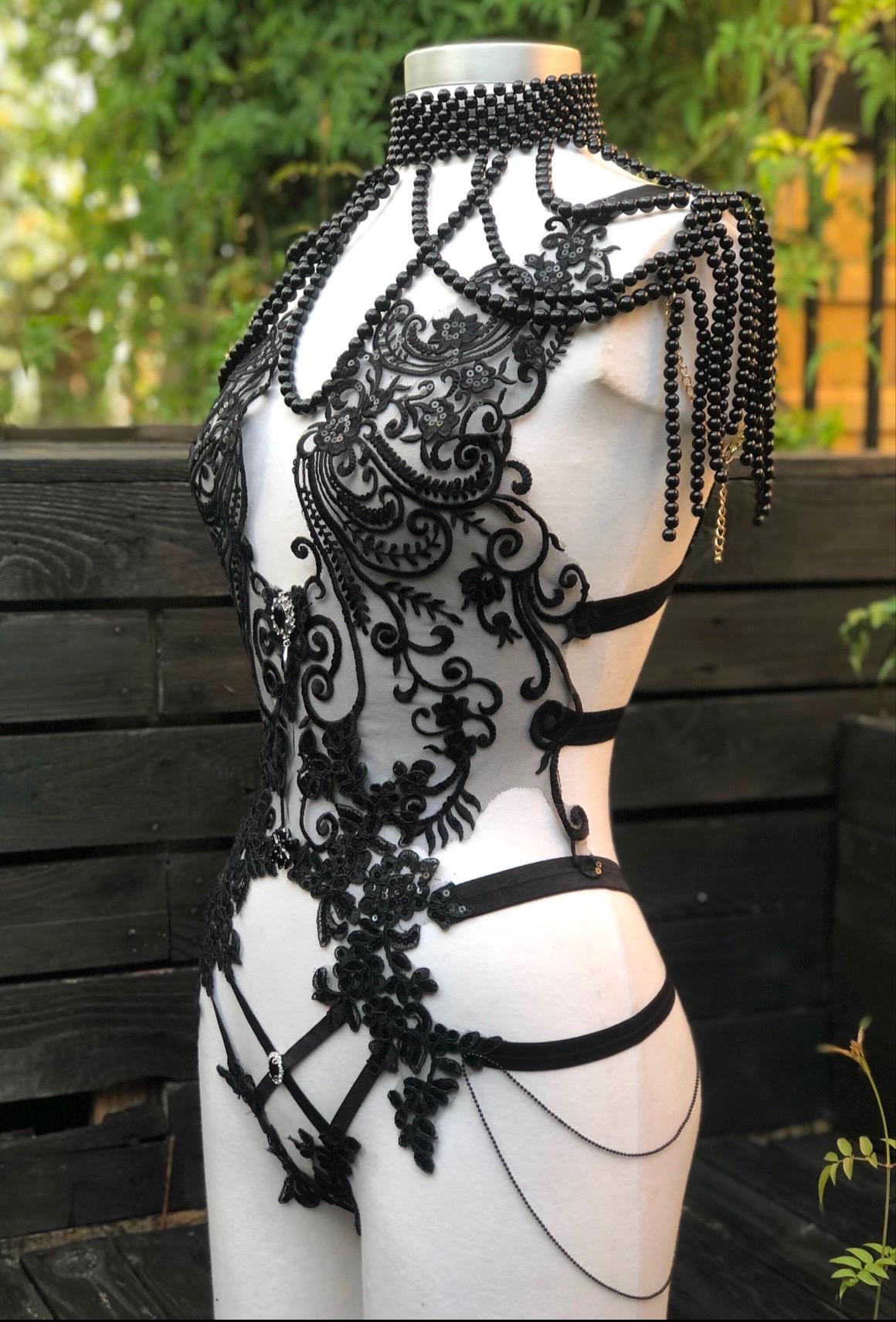 body en dentelle à sequins et perles avec épaulettes