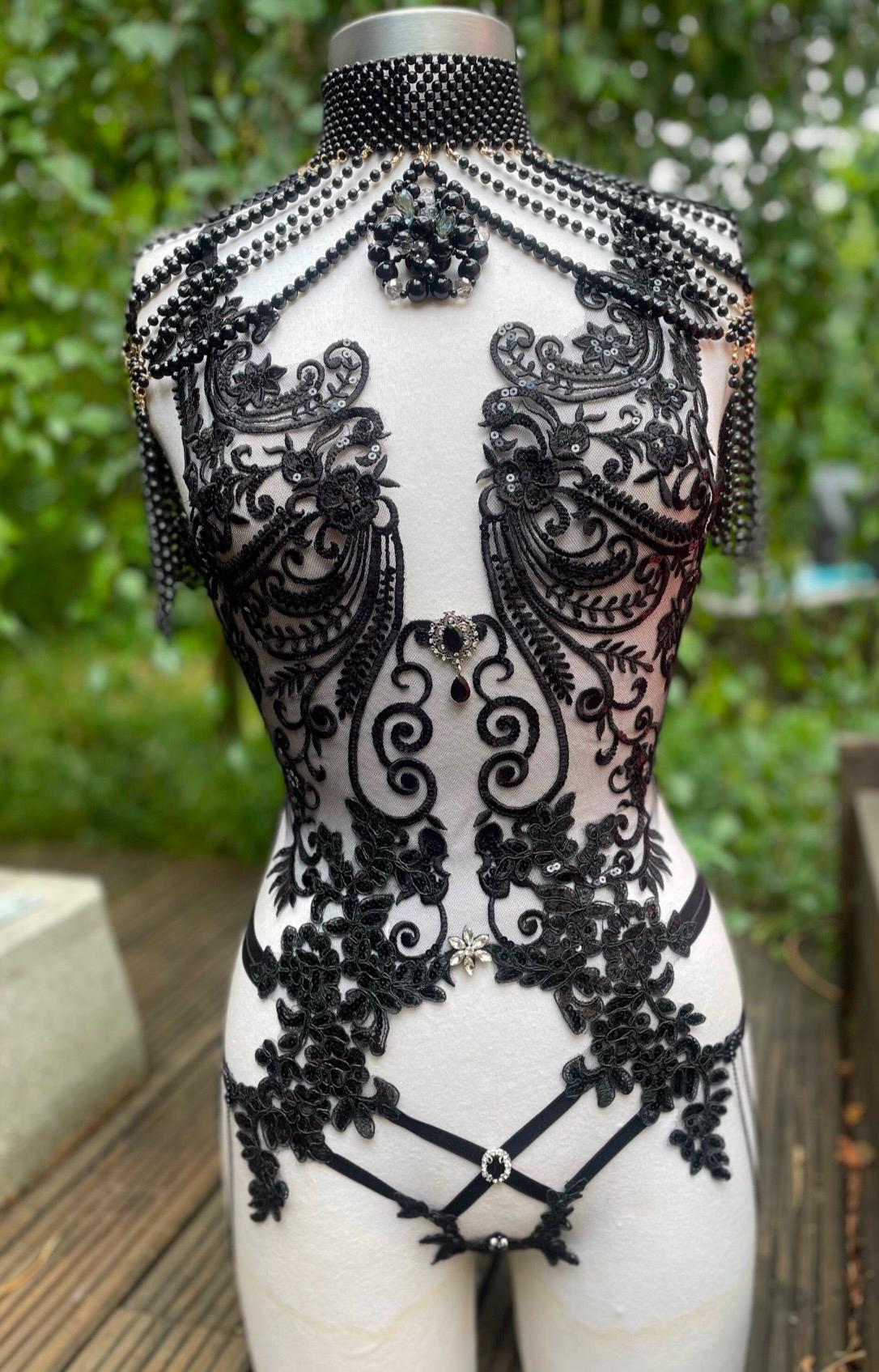 body en dentelle à sequins et perles avec épaulettes