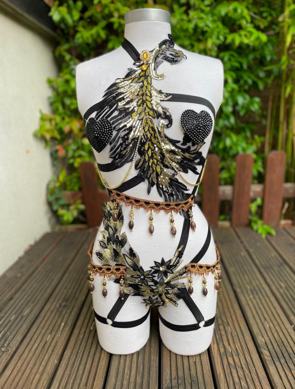 harnais en sequin or et noir avec perles