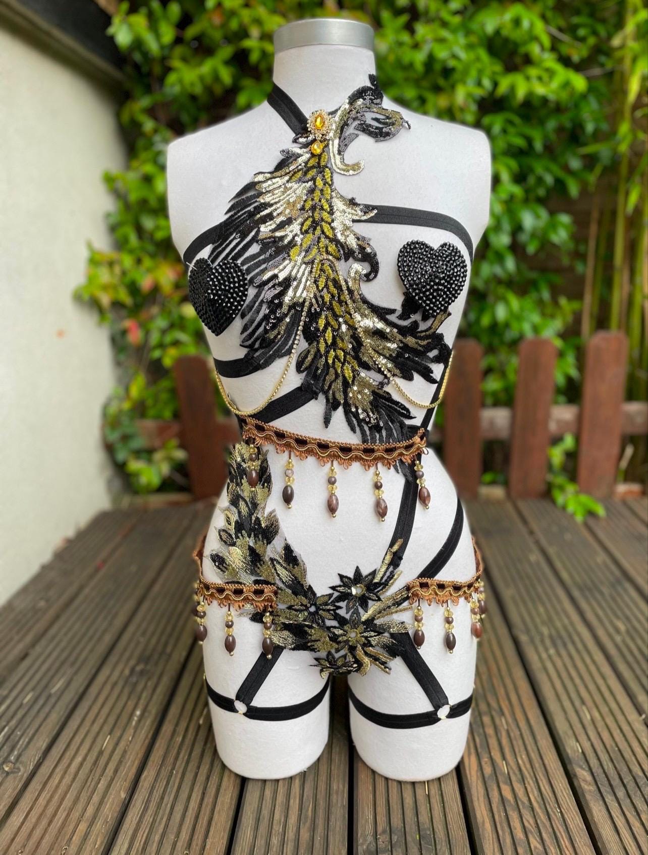 harnais en sequin or et noir avec perles