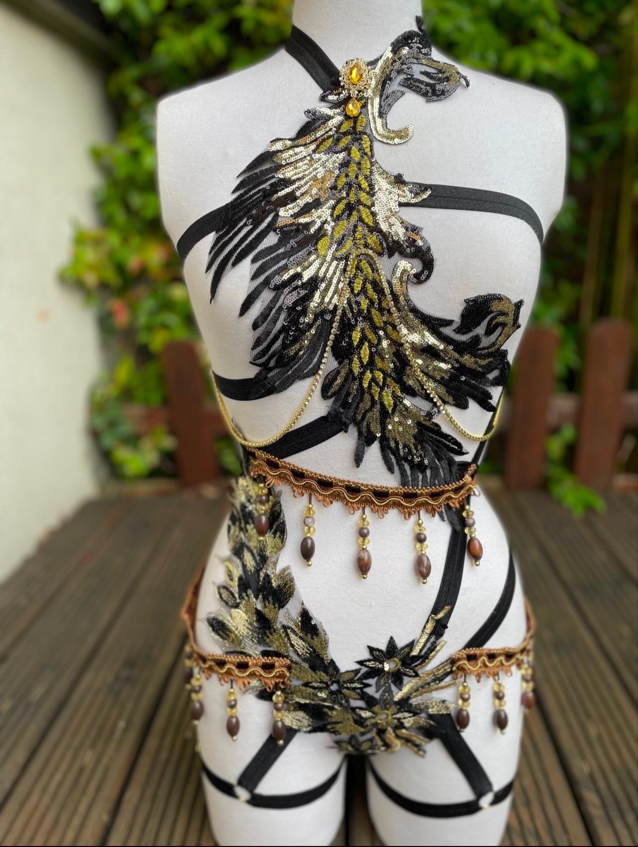harnais en sequin or et noir avec perles