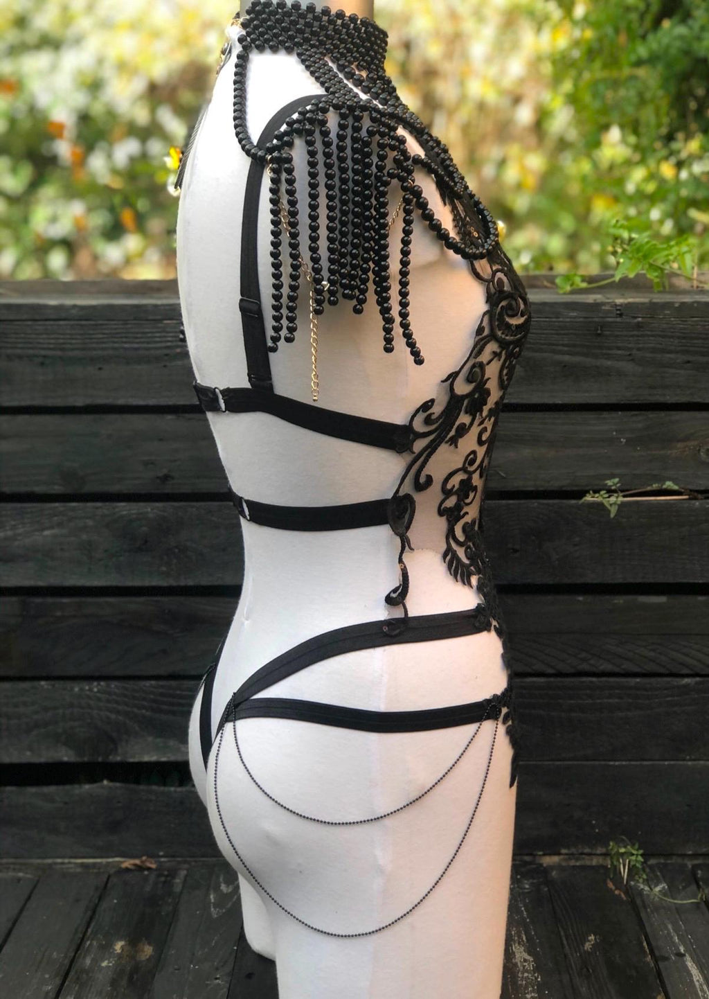 body en dentelle à sequins et perles avec épaulettes