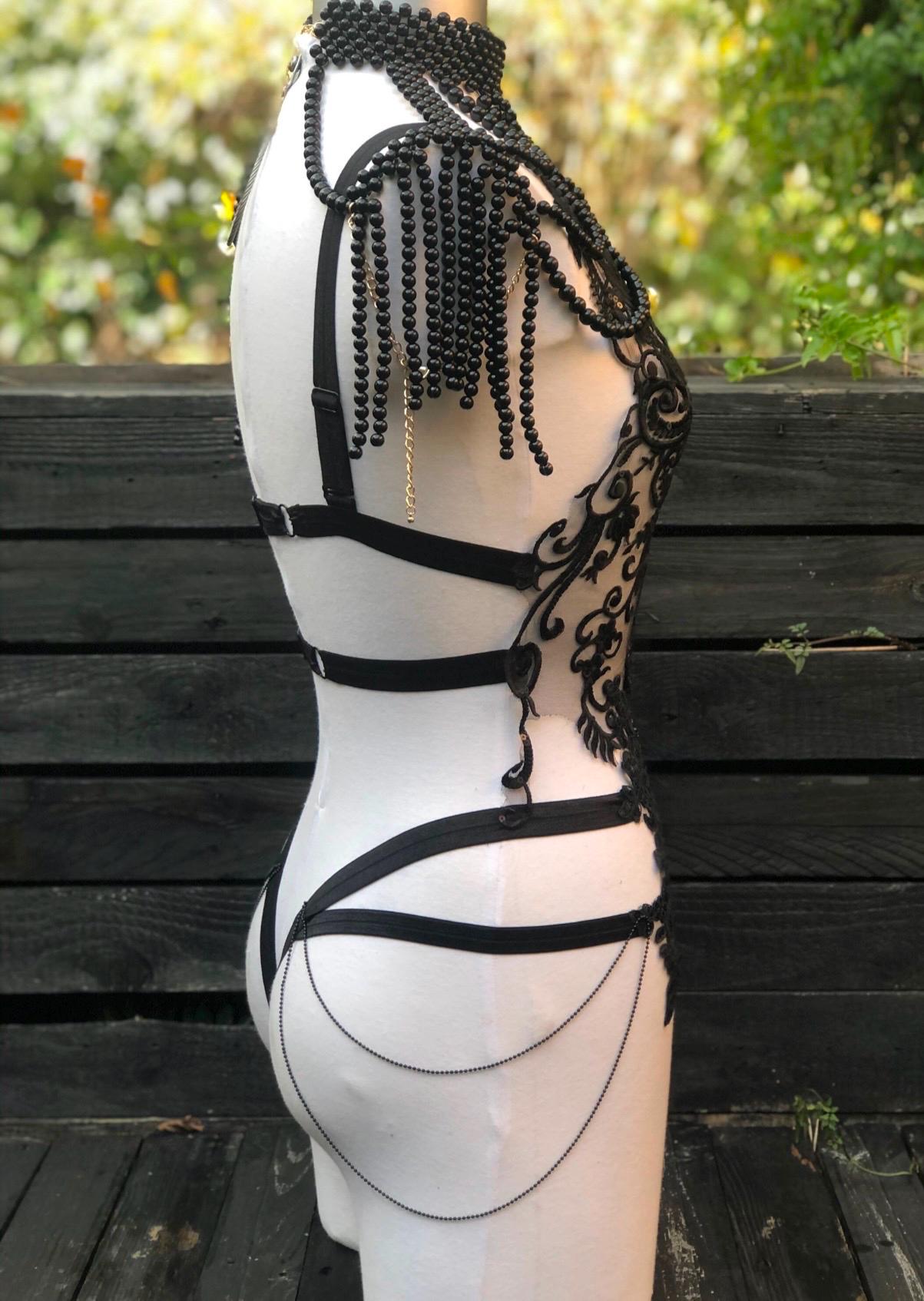 body en dentelle à sequins et perles avec épaulettes