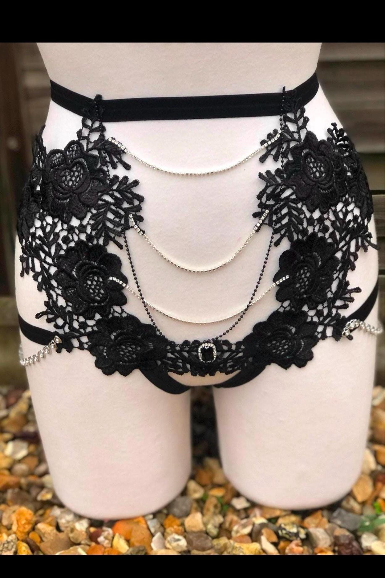Ensemble deux pièces en cuir végétal et guipure noir