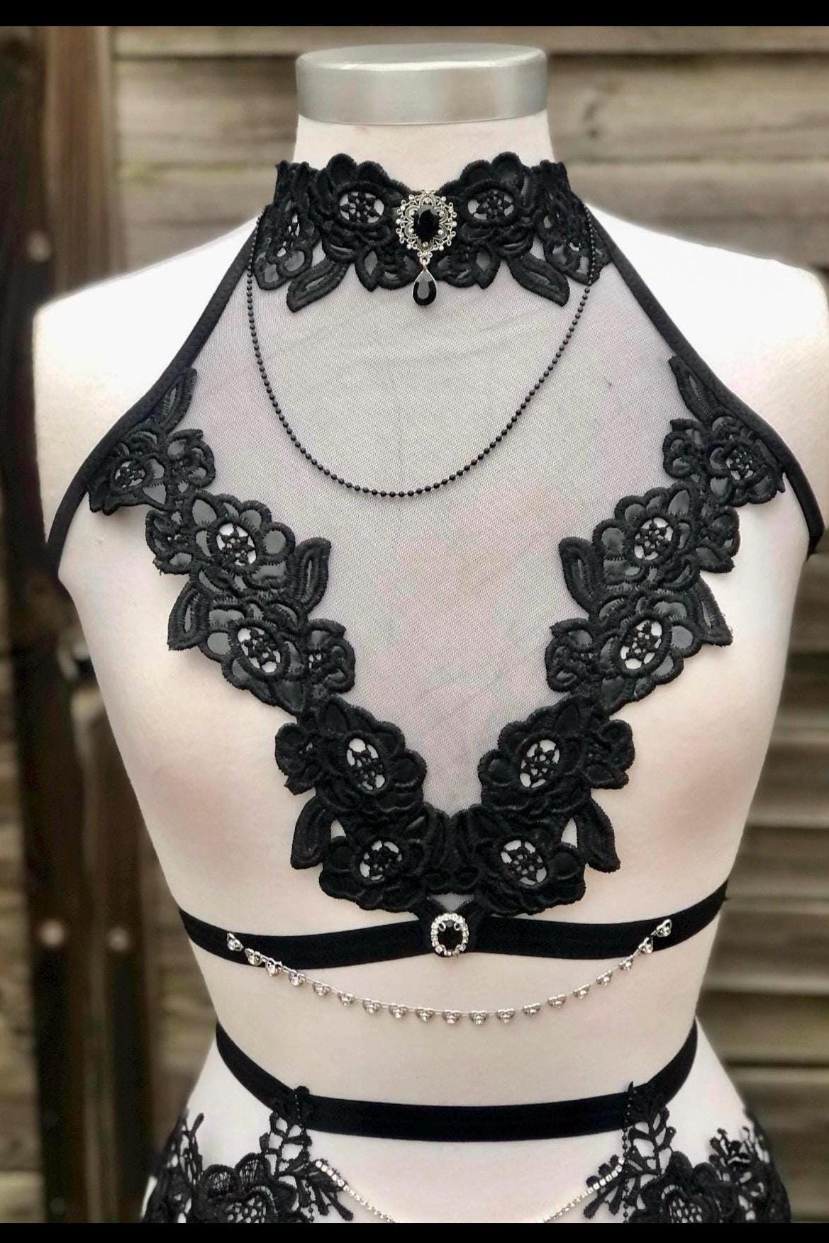 Ensemble deux pièces en cuir végétal et guipure noir