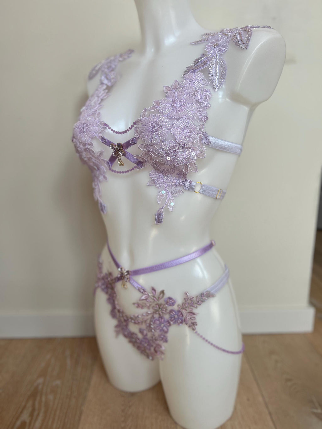 Body harnais en perles parme décoré de strass
