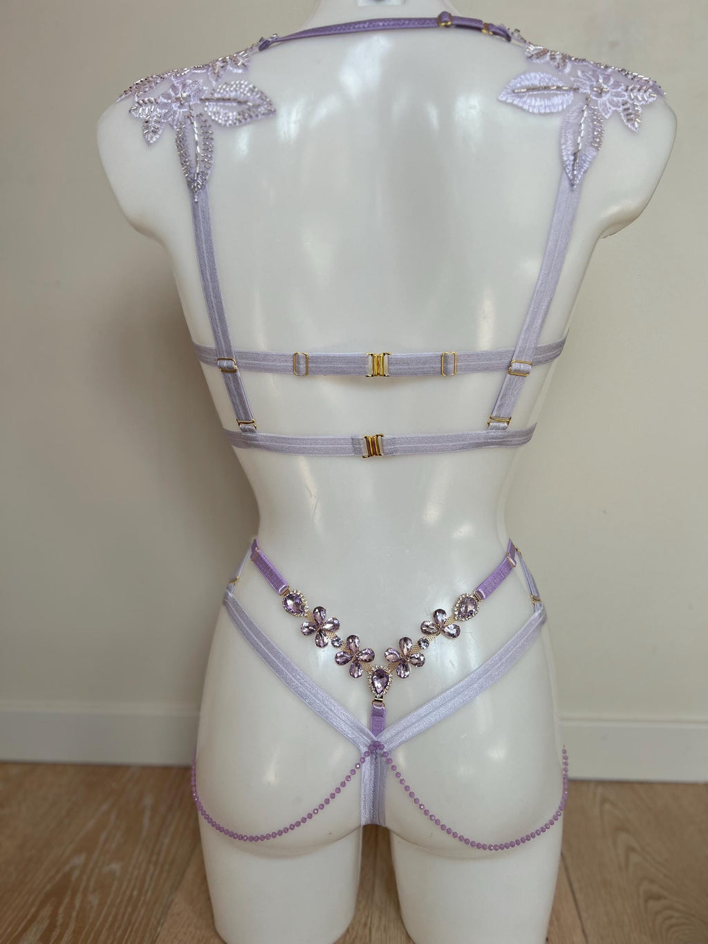 Body harnais en perles parme décoré de strass