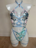 body bicolore en guipure recouvert de sequins bleu