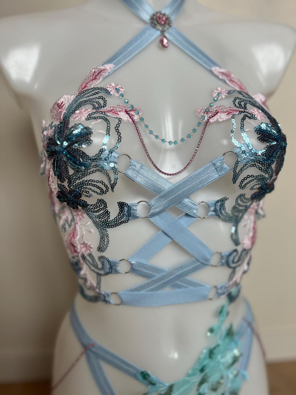 body bicolore en guipure recouvert de sequins bleu