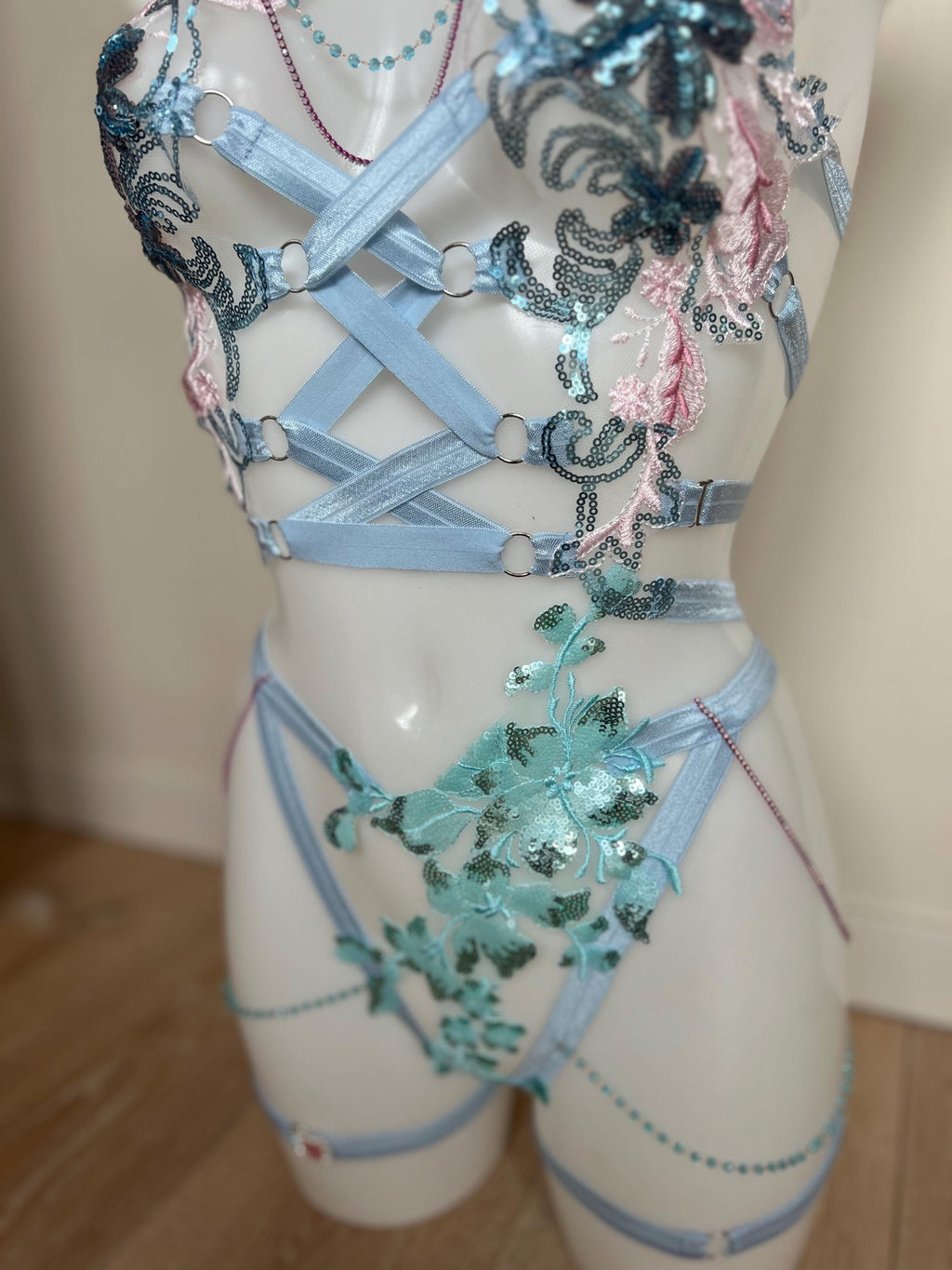 body bicolore en guipure recouvert de sequins bleu