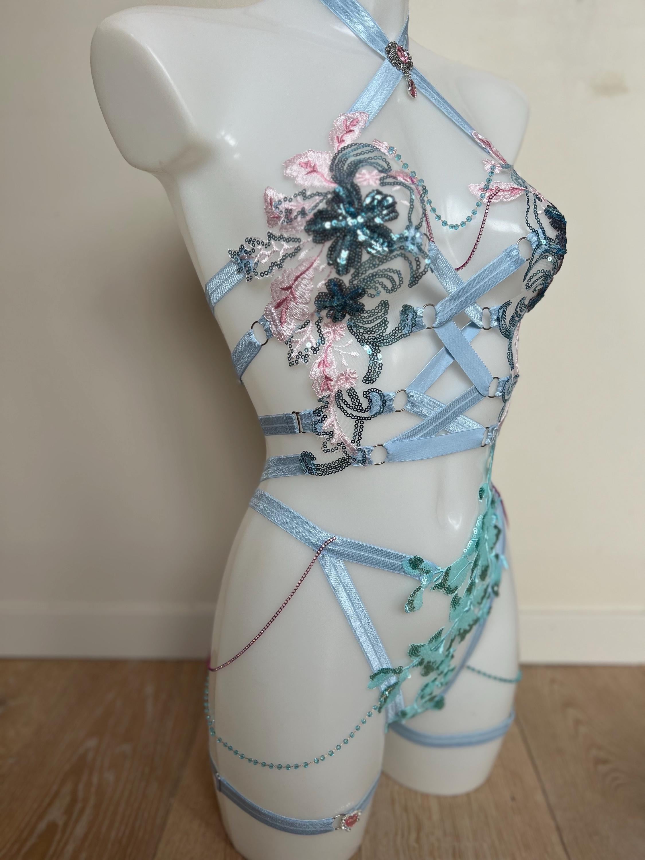 body bicolore en guipure recouvert de sequins bleu