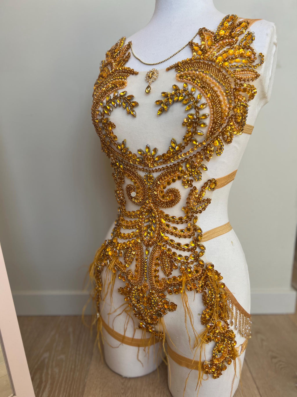 body en strass et plume précieux plusieurs coloris disponibles