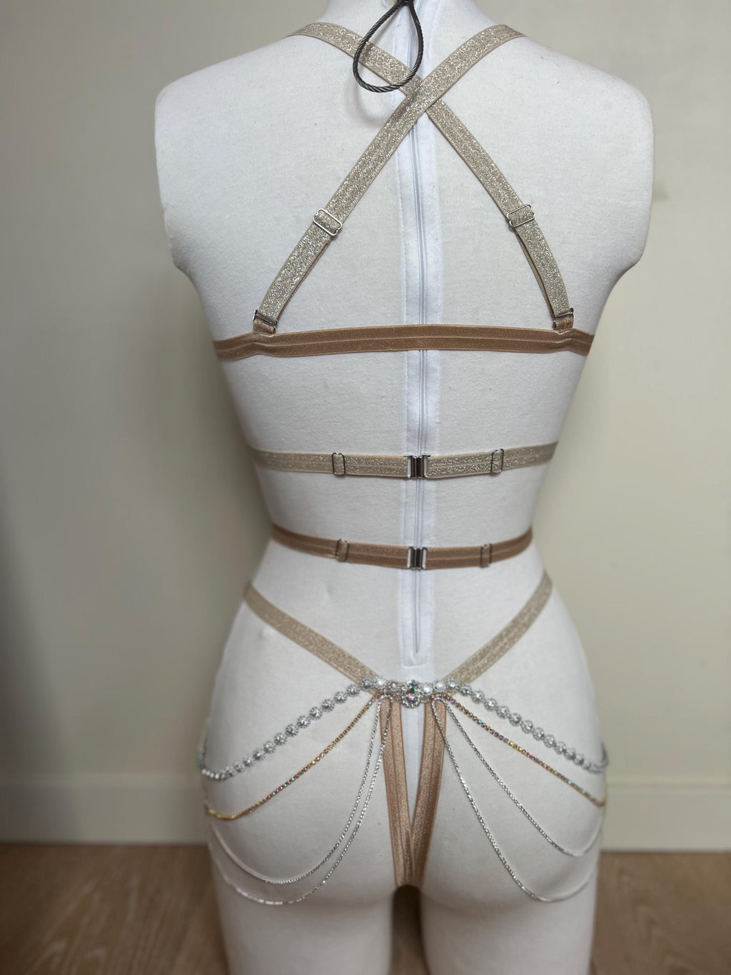 Harnais beige  dentelle précieuse et strass