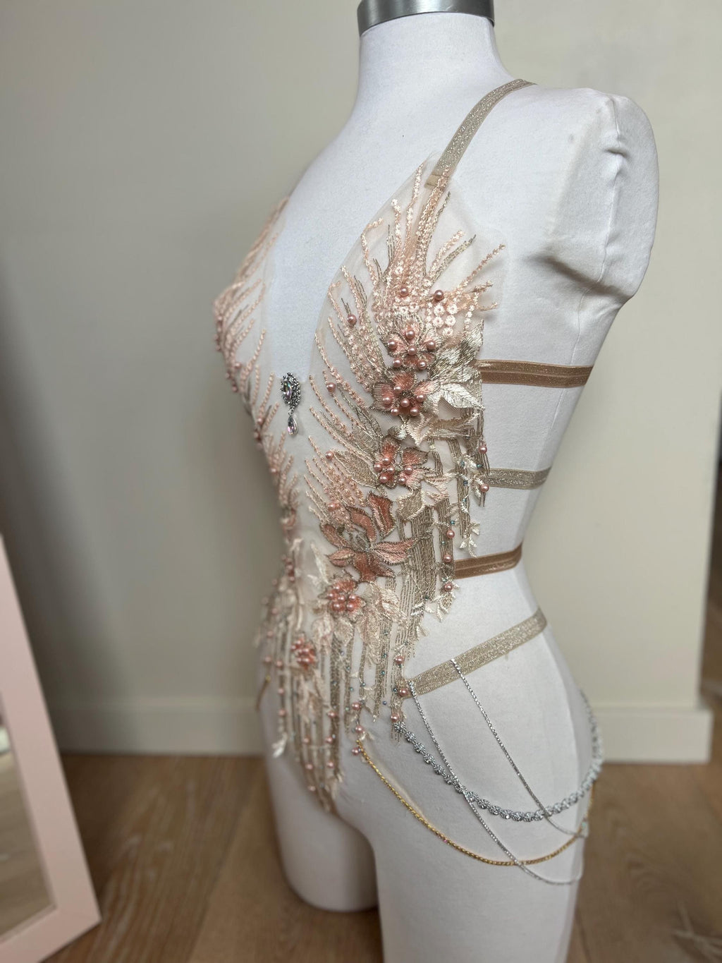 Harnais beige  dentelle précieuse et strass