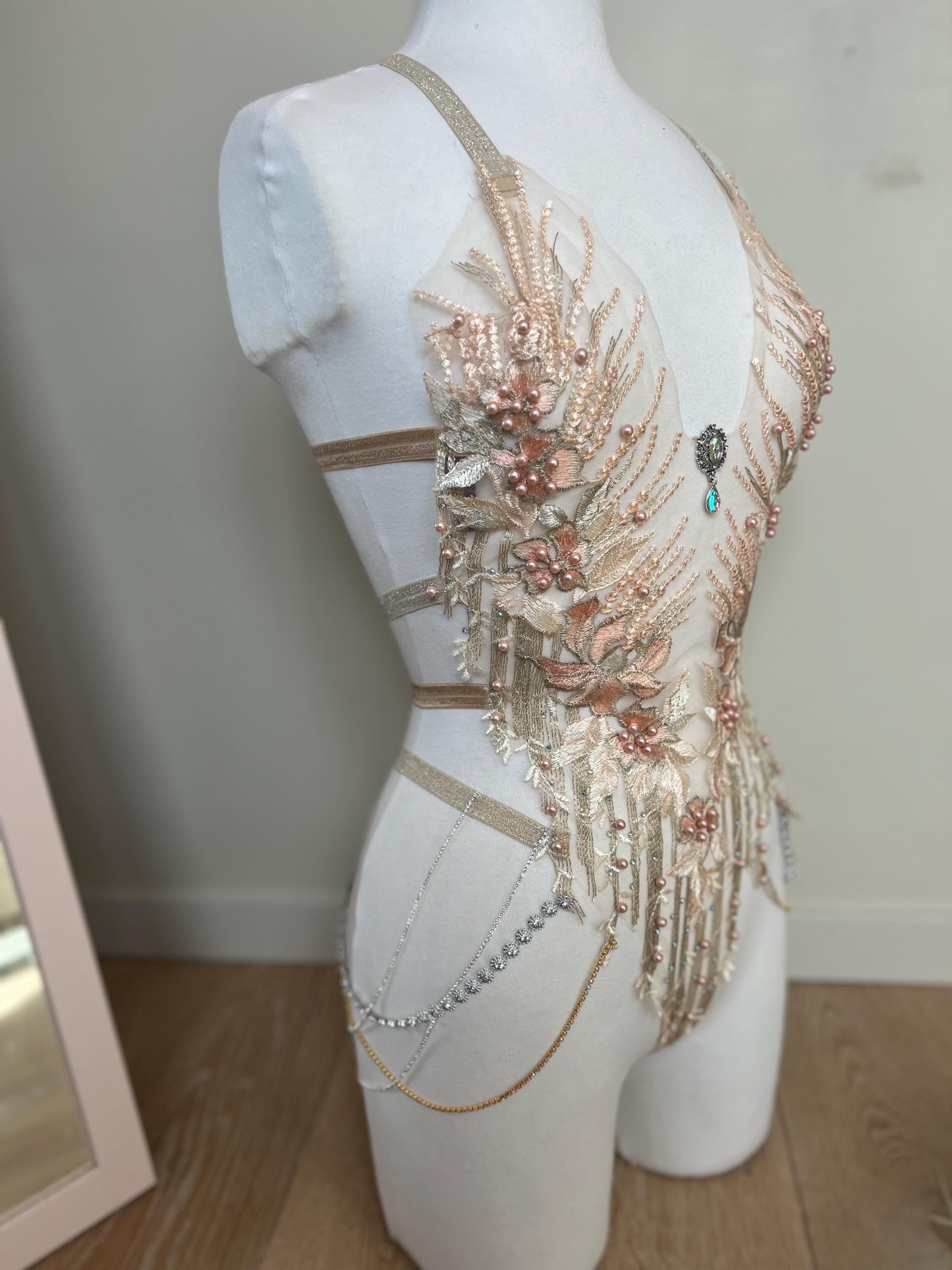 Harnais beige  dentelle précieuse et strass