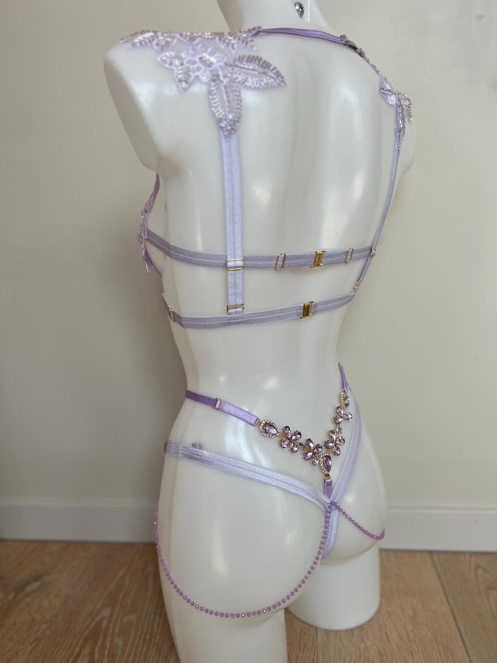 Body harnais en perles parme décoré de strass