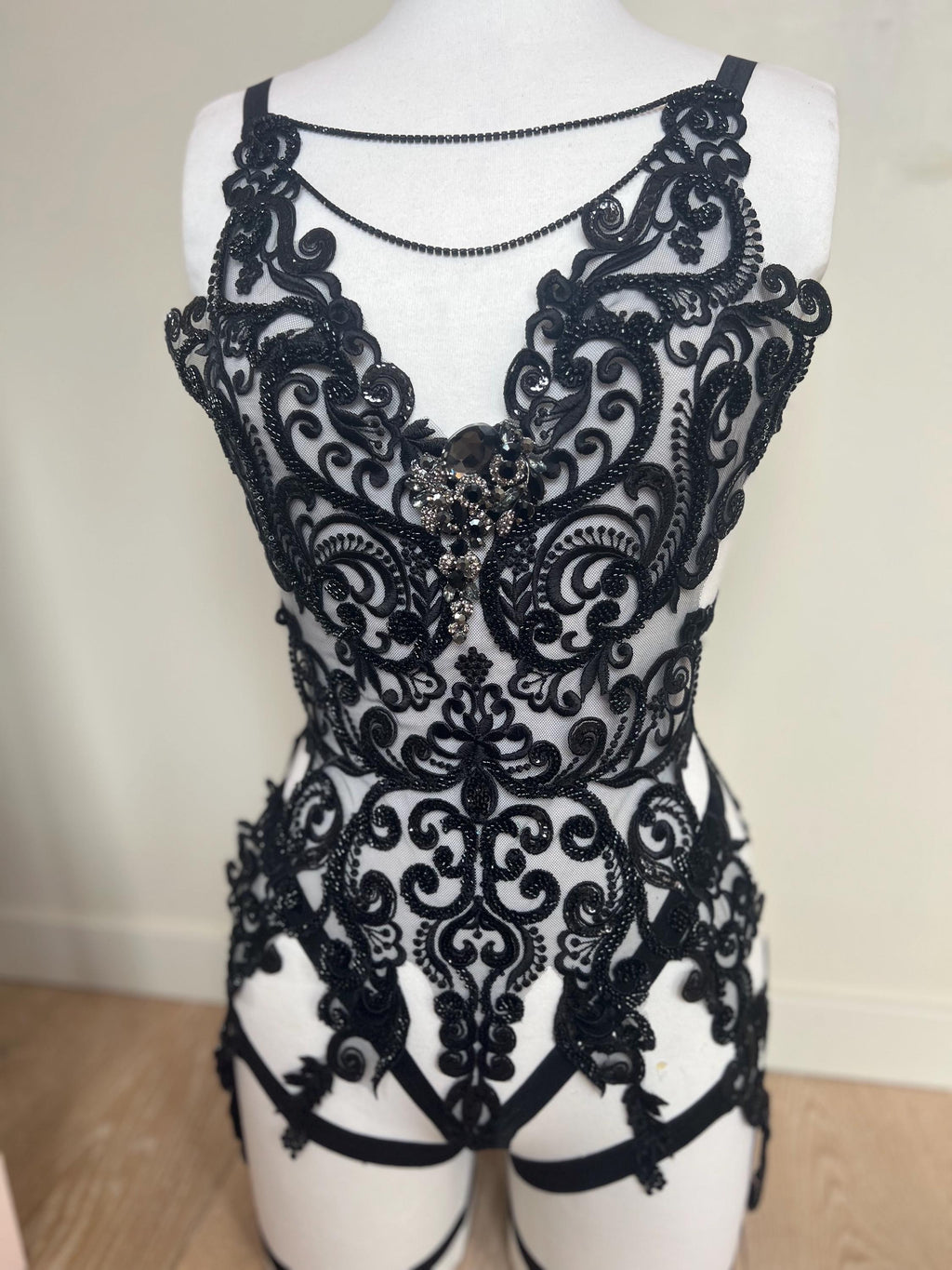 harnais brodé noir recouvert de perles