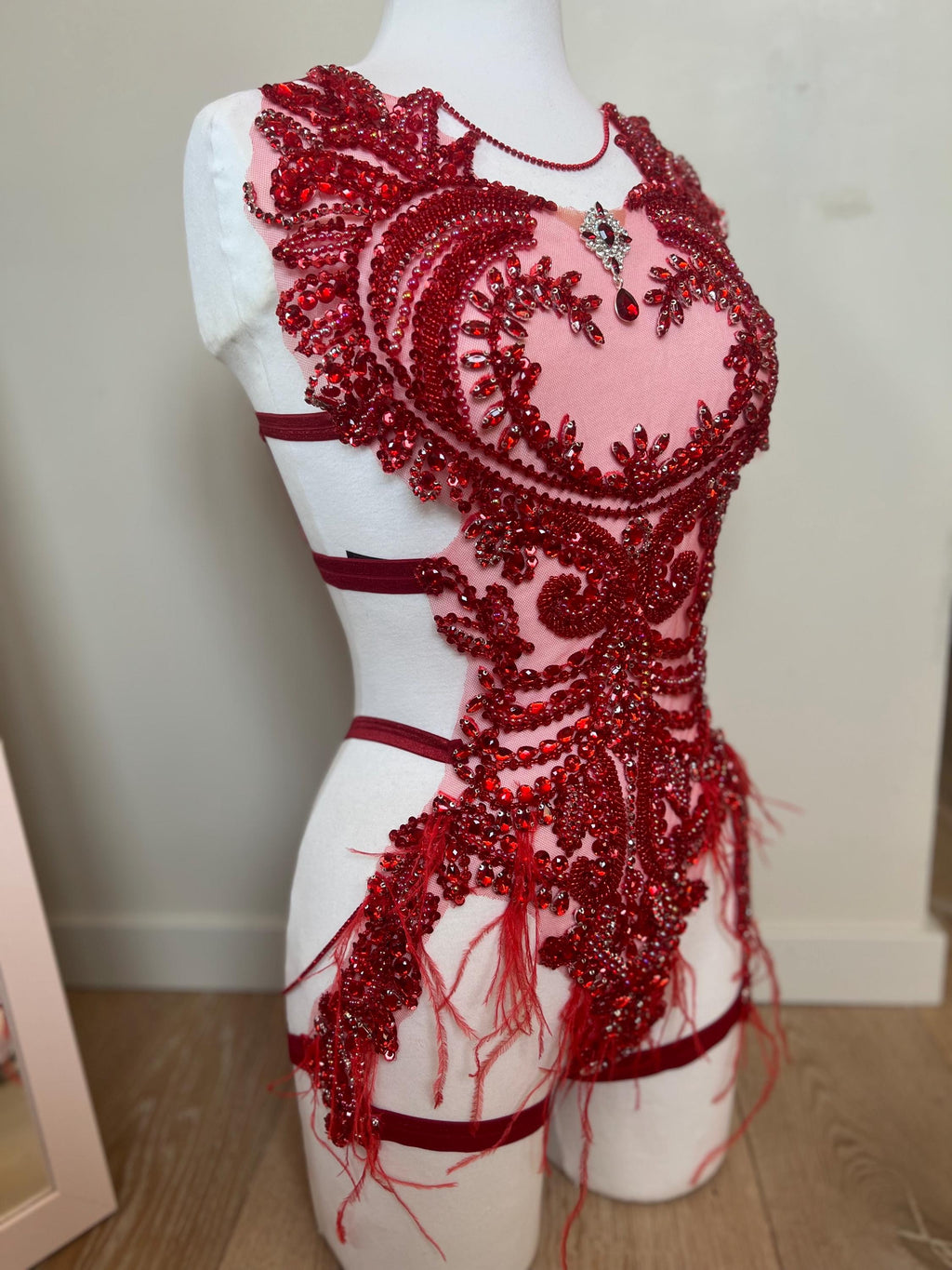 body en strass et plume précieux plusieurs coloris disponibles